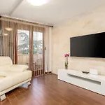 公寓 3 Bedroom Cozy In