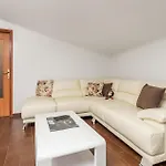 3 Bedroom Cozy In Apartament Viskovo