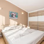 3 Bedroom Cozy In Apartament Viskovo