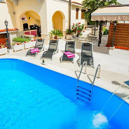 3 Bedroom Pet Friendly In