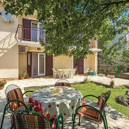 Appartamento 3 Bedroom Cozy In Viskovo