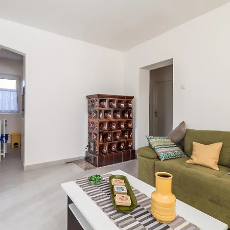 3 Bedroom Cozy In דירה Viskovo