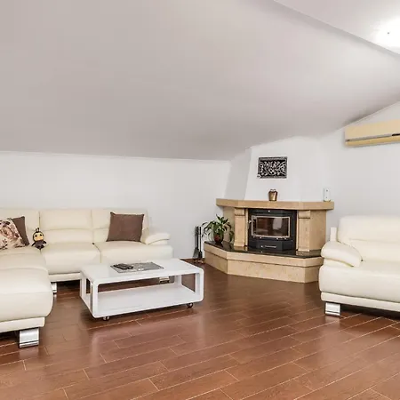 3 Bedroom Cozy In Viskovo