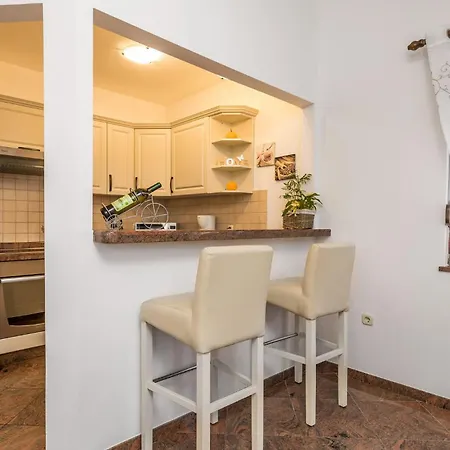 3 Bedroom Cozy In דירה