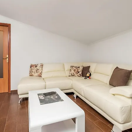 3 Bedroom Cozy In דירה Viskovo