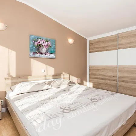 3 Bedroom Cozy In דירה Viskovo