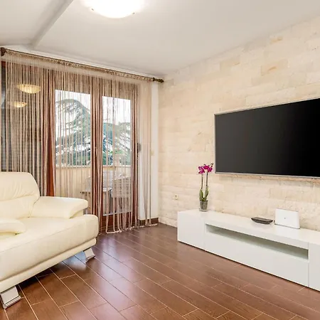 דירה 3 Bedroom Cozy In