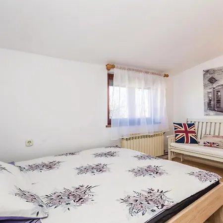 3 Bedroom Cozy In דירה *