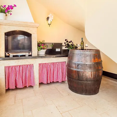 Appartamento 3 Bedroom Cozy In Viskovo