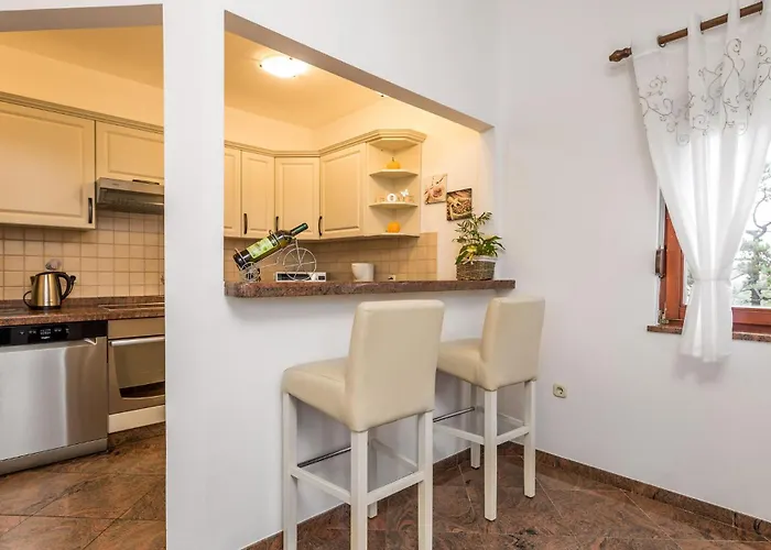 3 Bedroom Cozy In アパート