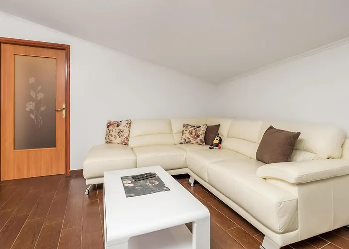 3 Bedroom Cozy In アパート Viskovo