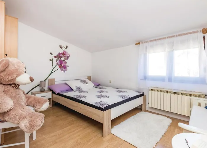 3 Bedroom Cozy In アパート