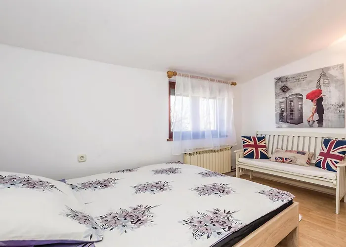 3 Bedroom Cozy In アパート *