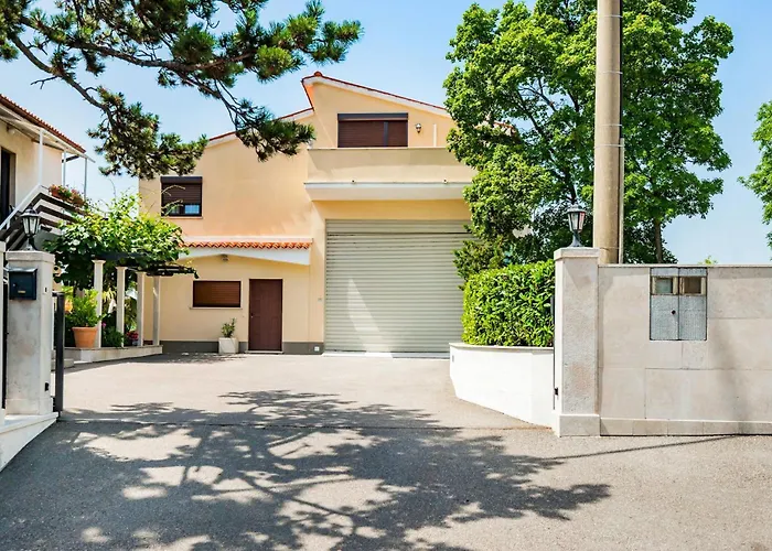 3 Bedroom Cozy In アパート